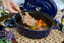 Učitajte sliku u preglednik galerije, Cocotte lonac od lijevanog željeza Staub 31 cm ovalni crni
