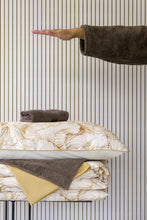 Učitajte sliku u preglednik galerije, Posteljina Saten Afrodite 2543 žuta double