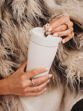 Učitajte sliku u preglednik galerije, Equa termo šolja Carry boja pijeska 600 ml