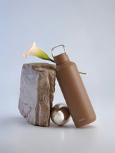 Učitajte sliku u preglednik galerije, Equa termo boca Timeless smeđa 600 ml