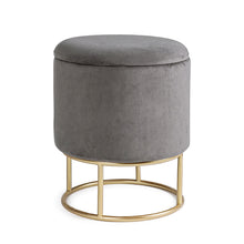 Učitajte sliku u preglednik galerije, Taburei i klupe su najpopularniji detalj u opremanju enteriera u 2020 godini. Osim funkcije koju imaju kao pomoćna mjesta za sjedenje, taburei i klupe imaju dekorativni karakter u svakom prostoru. Pliš i metalni detalji kao i precizna završna obrada daju im dodatnu dozu elelgancije.
Taburei i klupe iz kolekcija Polina i Pavlina imaju prostor za odlaganje.