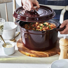 Učitajte sliku u preglednik galerije, Cocotte lonac od lijevanog željeza Staub 26 cm crveni
