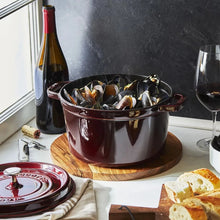 Učitajte sliku u preglednik galerije, Cocotte lonac od lijevanog željeza Staub 26 cm crveni
