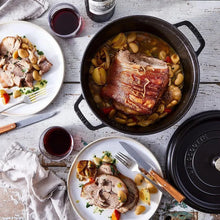 Učitajte sliku u preglednik galerije, Cocotte lonac od lijevanog željeza Staub 28 cm crni

