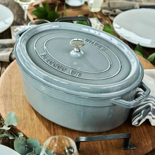 Učitajte sliku u preglednik galerije, Cocotte lonac od lijevanog željeza Staub 29 cm ovalni sivi
