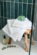 Učitajte sliku u preglednik galerije, Peškir Sora bijeli 30x50 cm
