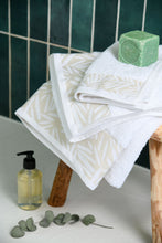 Učitajte sliku u preglednik galerije, Peškir Sora bijeli 30x50 cm
