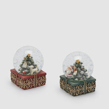 Učitajte sliku u preglednik galerije, Snježna kugla Babbo zeleno crvena 8,5 cm
